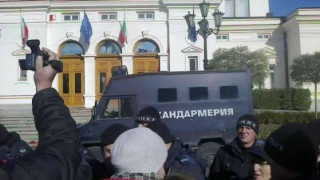 Управляващите съвсем изнагляха - пращат в затвора, ако снимаш протестите