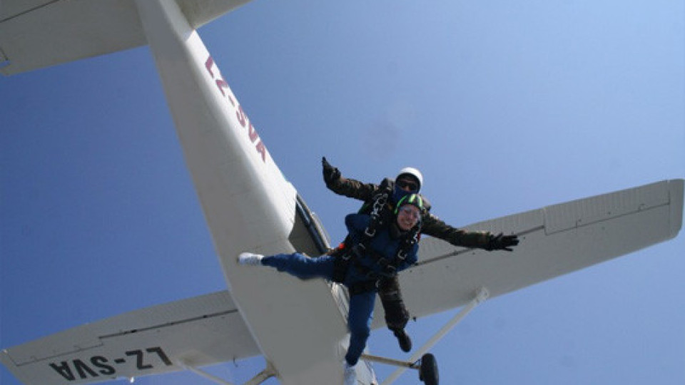 Ученичка оцеля като по чудо след скок от самолет без парашут