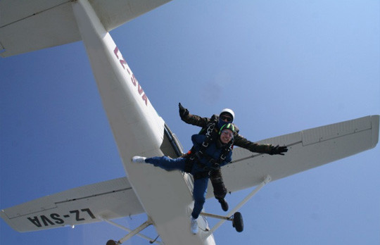 Ученичка оцеля като по чудо след скок от самолет без парашут