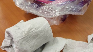 Внимание! Странен прашец се сипе от тази тоалетна хартия