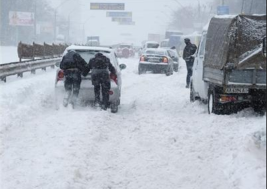 Над 20 българи бедстват в Сърбия, затрупани от снега