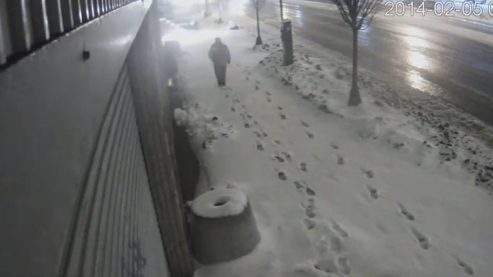 Снегорин затрупа мъж насред улицата! Вижте потресаващото видео