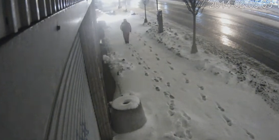 Снегорин затрупа мъж насред улицата! Вижте потресаващото видео