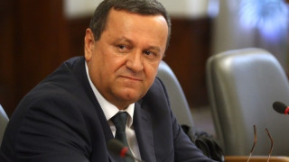 Скандал! Правителството орязва детските надбавки