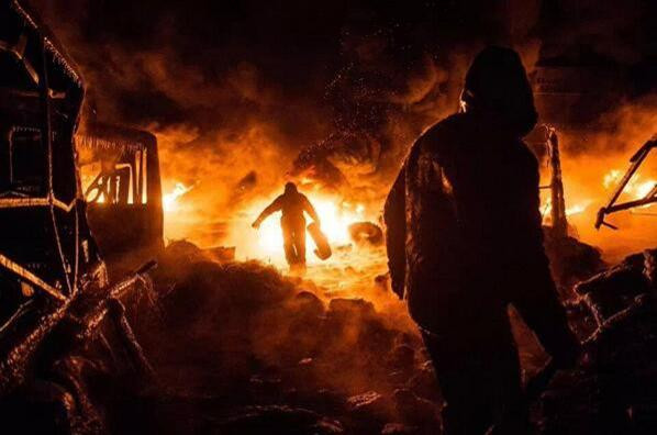 Размириците в Киев продължават! Обезглавиха мъж до Парламента!