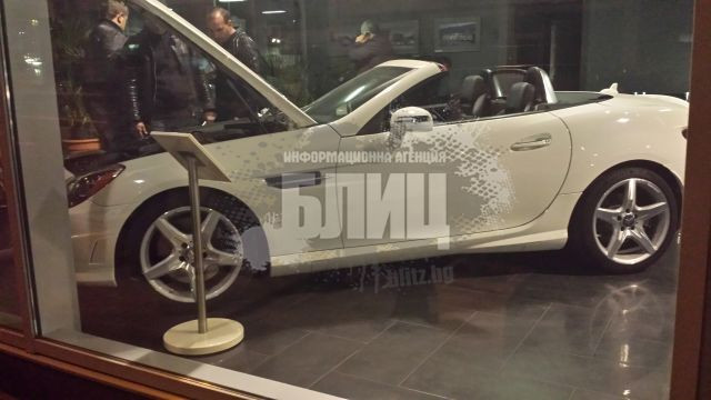 Човек на ГЕРБ обискиран за дрога! Вижте снимки от обиска в луксозната му автокъща