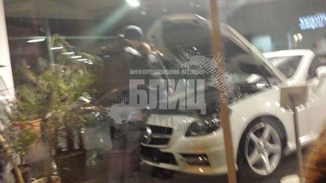 Човек на ГЕРБ обискиран за дрога! Вижте снимки от обиска в луксозната му автокъща