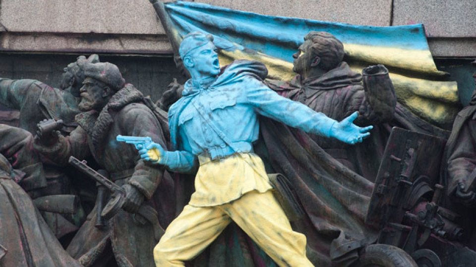 Вижте го! Паметникът на Съветската армия лъсна в цветовете на Украйна! (ВИДЕО)