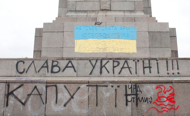 Вижте го! Паметникът на Съветската армия лъсна в цветовете на Украйна! (ВИДЕО)