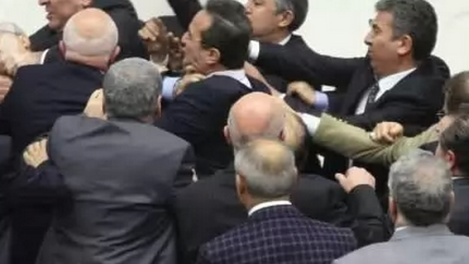Депутати в турския парламент се млатят, един е със счупен нос