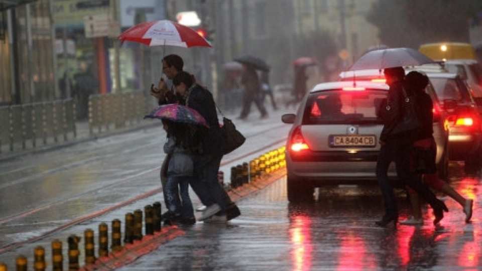 Топ синоптик: Дъжд ще ни „дави” няколко месеца