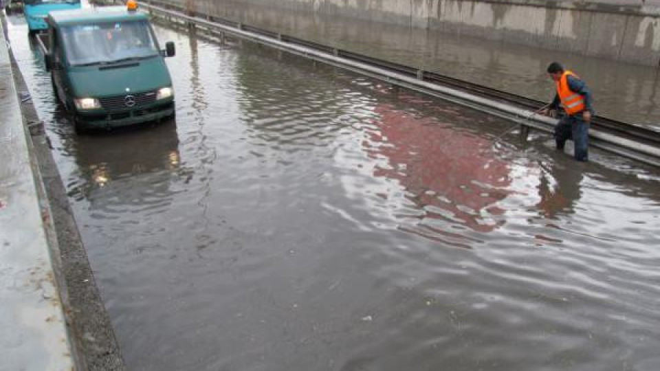 Пороен дъжд удави някои части на страната