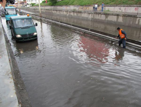 Пороен дъжд удави някои части на страната