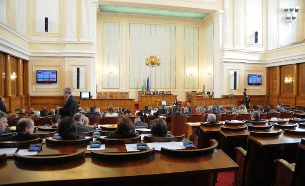Вижте за какво пилее пари парламентът, докато народът гладува