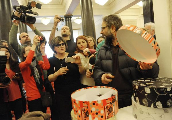 Мерзост и черни пеперуди! „Къртицата 2” използва парламента за реклама! (СНИМКИ/ВИДЕО)