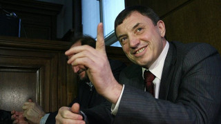 Алексей Петров отново се налапа с големите пари, изигравайки всички