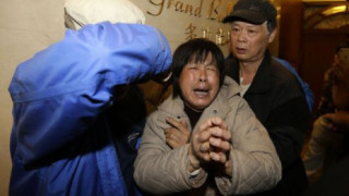 Трагедията с падналия Боинг покруси роднините на жертвите (Снимки)