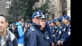 Пред президентството ври и кипи