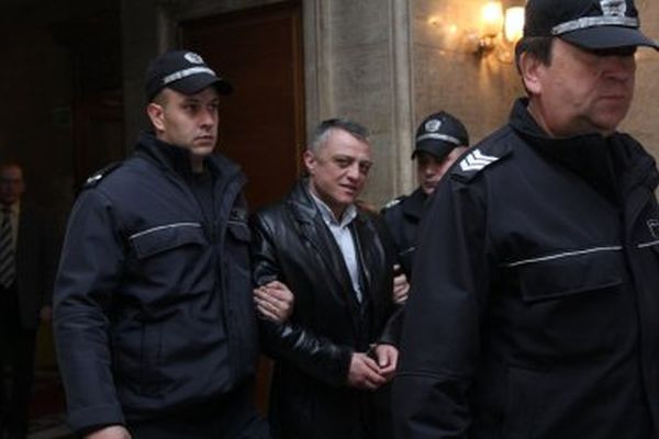 Тъй рече Петното: Бойко плащаше на протестите!