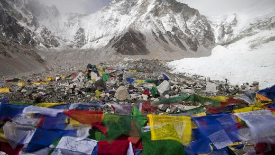 Жертвите на Еверест вече са 12, десетки са в неизвестност (Видео)