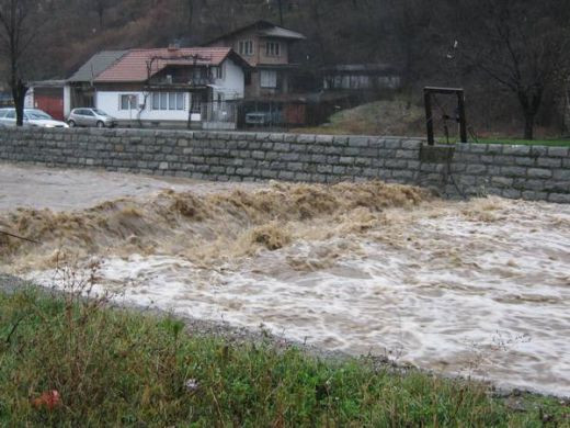 Порои удавиха страната - жълт код в половин България