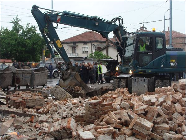 Столипиново замръкна с багери, готвят акции срещу общината