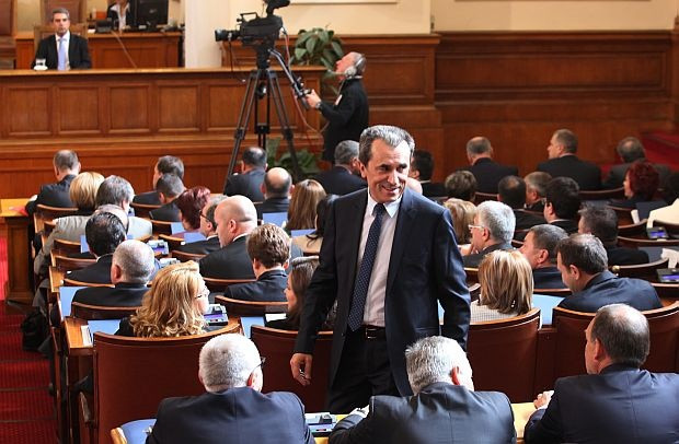 Турбуленция в правителството: Уволняват двама министри 