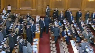 Среднощен скандал в парламента