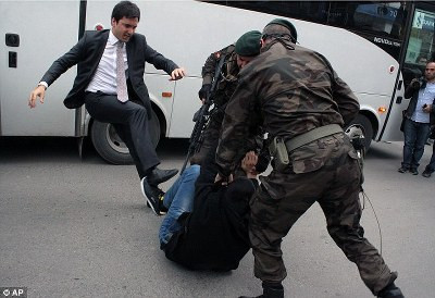 Протести в Турция! Съветник на премиера нападна демонстранти (Снимки)