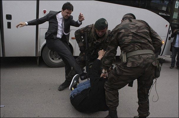 Протести в Турция! Съветник на премиера нападна демонстранти (Снимки)