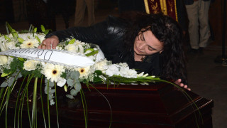 Погребението на Никола Гюзелев събра стотици опечалени (Снимки)
