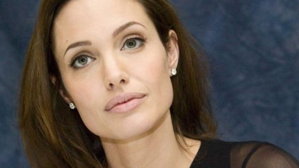 Заради Анджелина Джоли: англичанки масово си правят двойна масектомия