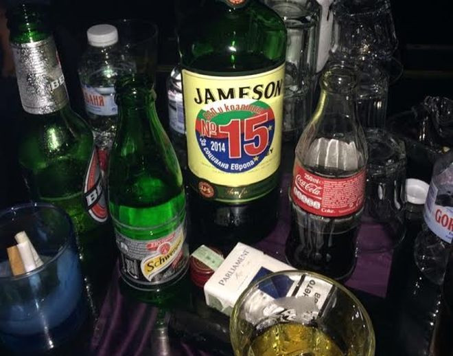 Коалиция за България агитират с марково уиски по дискотеките (Снимка)