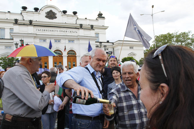 ГЕРБ разливат шампанско пред Парламента след победата (Снимки)