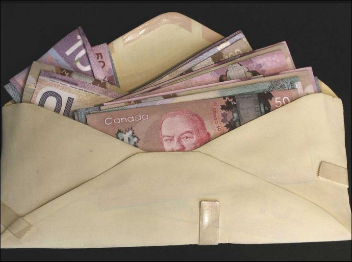 Необикновена благотворителност: Софиянец крие пликове с пари из града