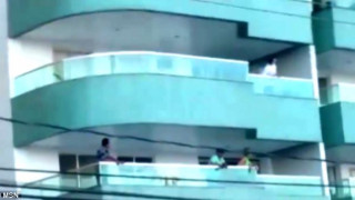 Инцидент в Бразилия: Малчуган увисна на балкон, едва го спасиха