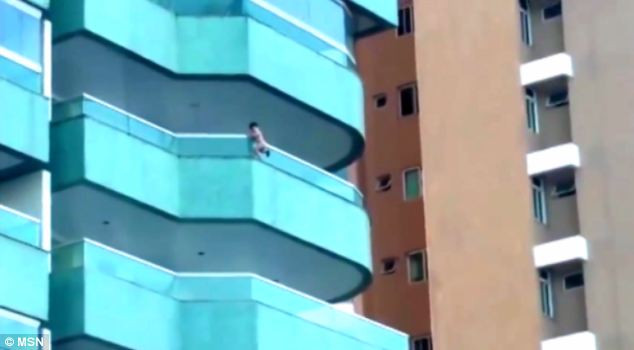 Инцидент в Бразилия: Малчуган увисна на балкон, едва го спасиха
