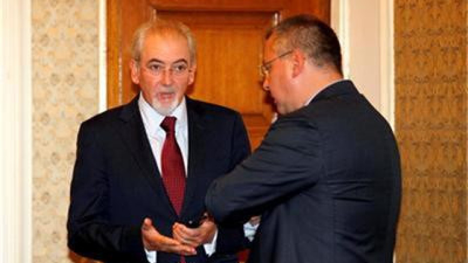 Съдбата на кабинета Орешарски решена след разговор между Станишев и Местан