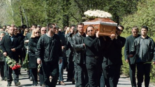 Сълзи и цветя на гроба на Жоро Илиев! 