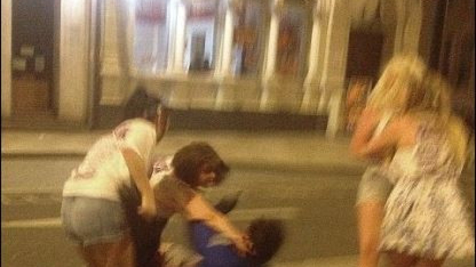 Пияни британки нападнаха бездомник (Снимки)