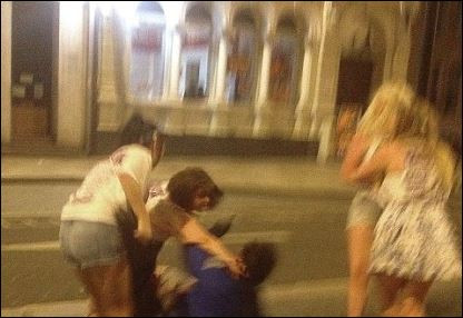 Пияни британки нападнаха бездомник (Снимки)