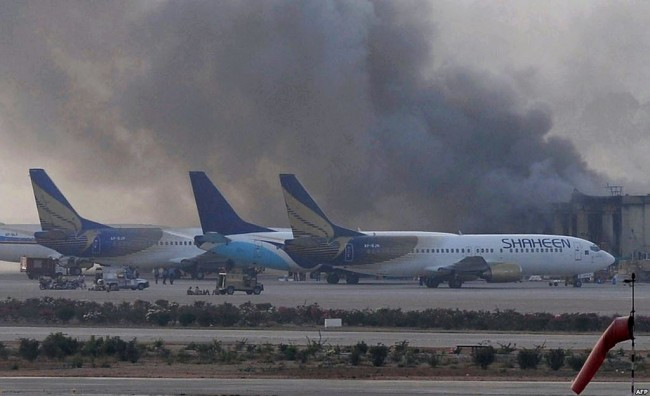 Талибани поставиха под кръстосан огън летището в Карачи