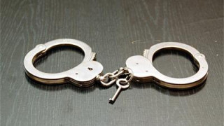 Ромски произвол: ром с униформа и пищов спира автомобили