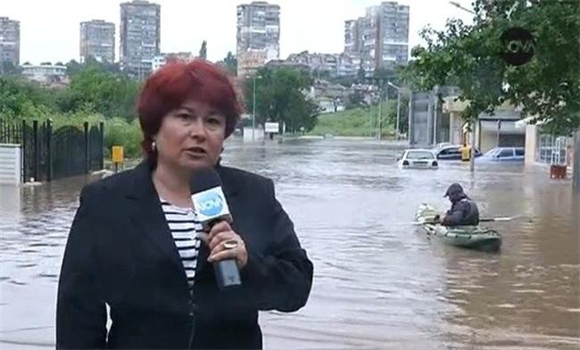 Потоп в Добрич - хората се придвижват с лодки (Снимки)