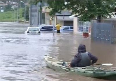Потоп в Добрич - хората се придвижват с лодки (Снимки)