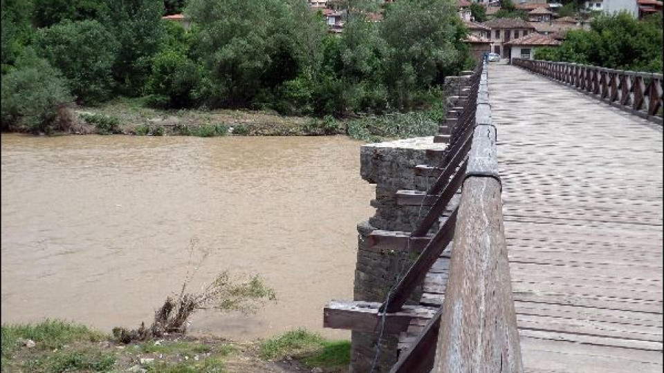 Владишкият мост в Търново пред срутване заради наводнения
