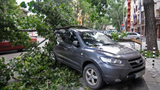 Ураган удря столицата и част от България следобед