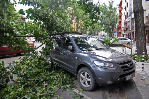 Ураган удря столицата и част от България следобед