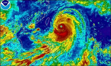 Супертайфун в Япония чупи рекорди по сила