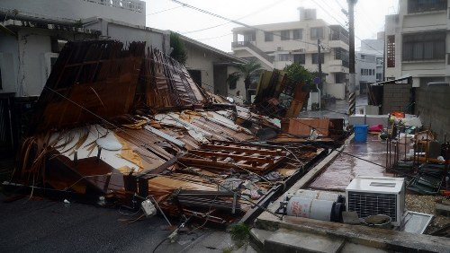 Супертайфун и земетресение пометоха Япония (Зрелищни снимки)